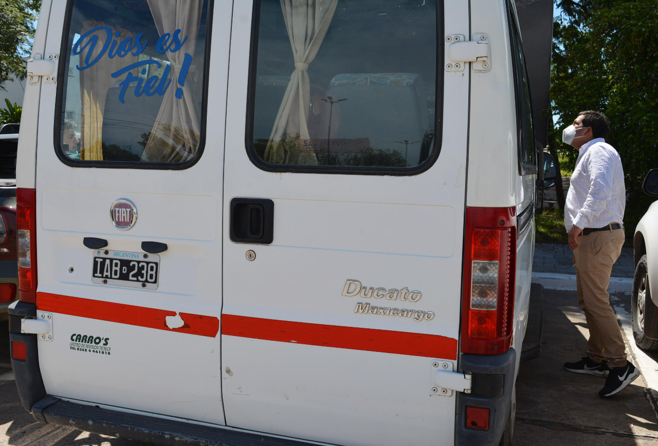 Balearon un vehículo municipal en el que viajaban trabajadores